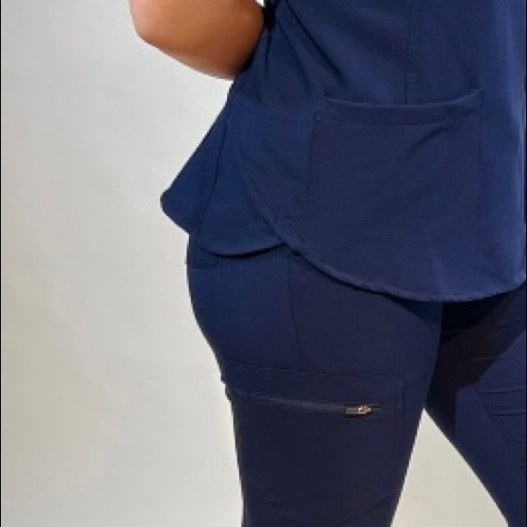 New nursing scrubs sets with jogger pants sizes are Small & medium - Picture 3 of 5